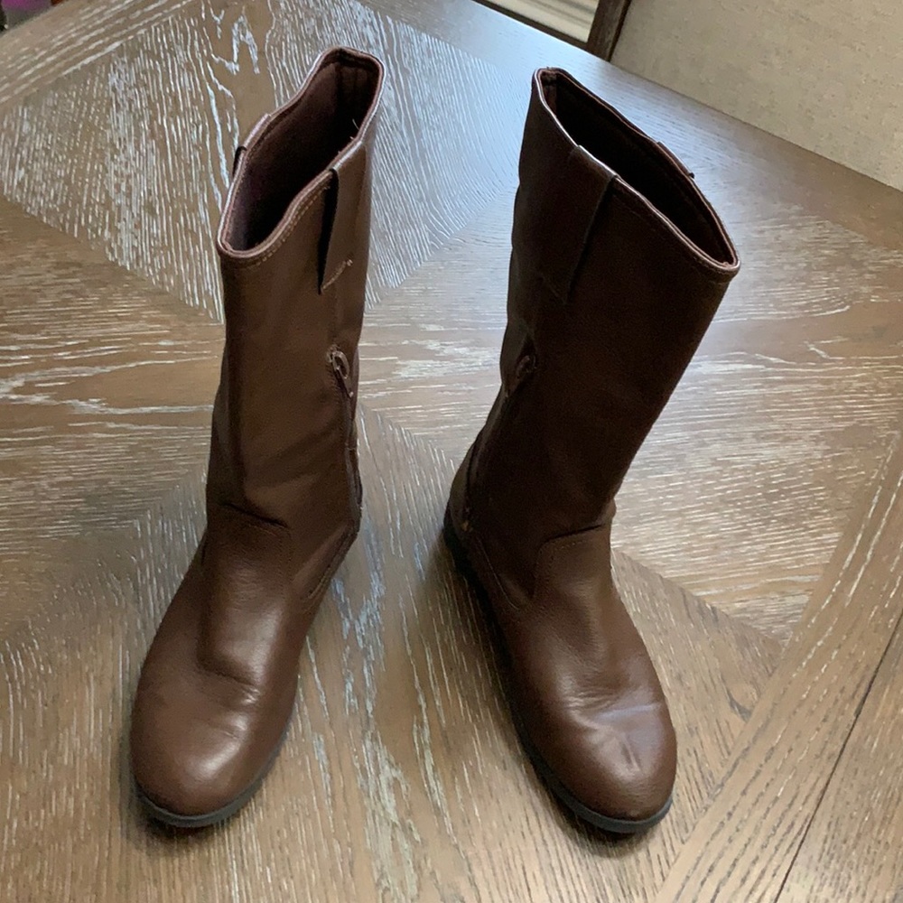 Zoe & Zac brown flat boots with zip up side